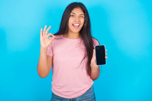 Jovem Bela Menina Latina Segurando Mão Smartphone Mostrando Sinal — Fotografia de Stock