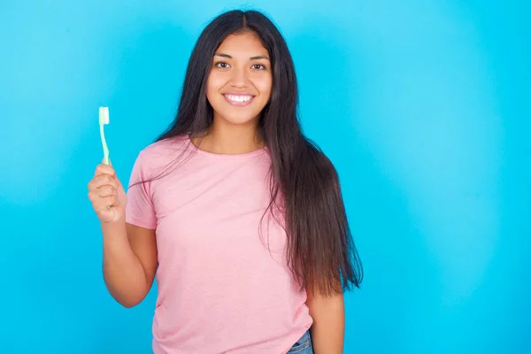 Молода Красива Латинська Дівчина Тримає Зубну Щітку Посміхається Концепція Стоматологічної — стокове фото