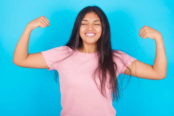 Sterke Krachtige Vrouw Tand Glimlach Heft Armen Toont Biceps Kijk — Stockfoto