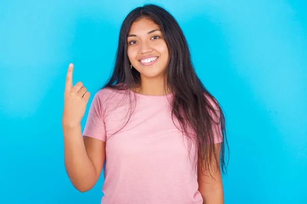 Vrouw Glimlachend Vriendelijk Kijkend Nummer Één Tonend Eerste Met Hand — Stockfoto