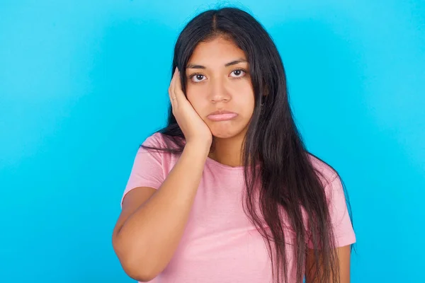 Sad Young Beautiful Hispanic Brunette Woman Pink Shirt Blue Background — Stock Photo, Image