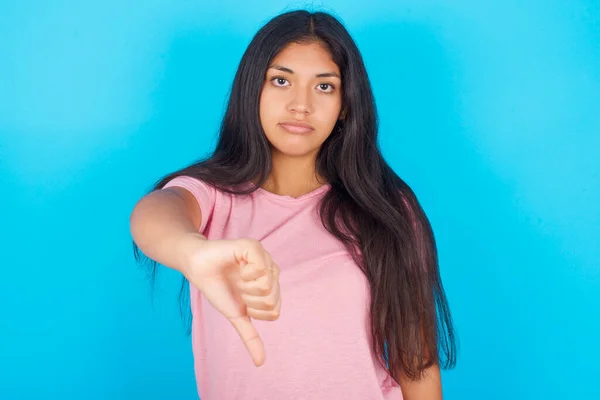 Ung Vacker Spansktalande Brunett Kvinna Rosa Shirt Mot Blå Bakgrund — Stockfoto