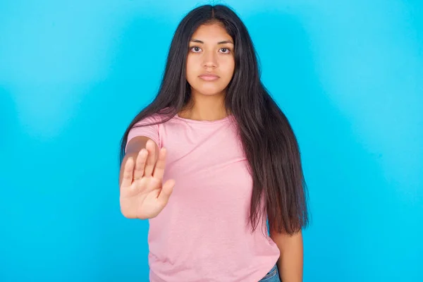 Självsäker Ung Vacker Spansktalande Brunett Kvinna Rosa Shirt Mot Blå — Stockfoto