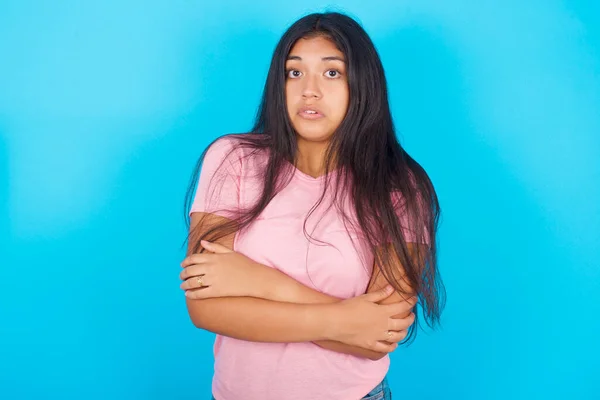 Junge Schöne Hispanische Brünette Frau Rosa Shirt Vor Blauem Hintergrund — Stockfoto