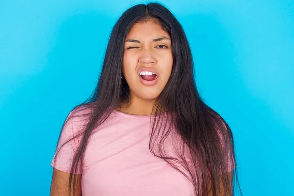 Yawningy Young Beautiful Hispanic Brunette Woman Pink Shirt Blue Background — Stock Photo, Image