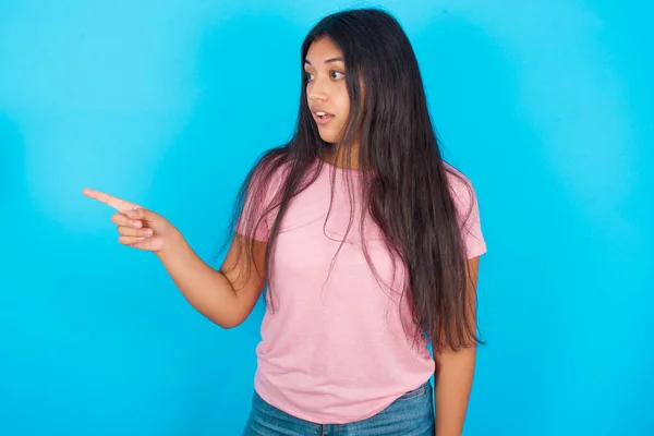 Verrast Jong Mooi Latino Brunette Vrouw Roze Shirt Tegen Blauwe — Stockfoto