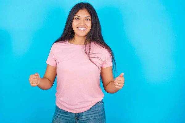 Felice Giovane Bella Donna Bruna Ispanica Rosa Shirt Contro Sfondo — Foto Stock