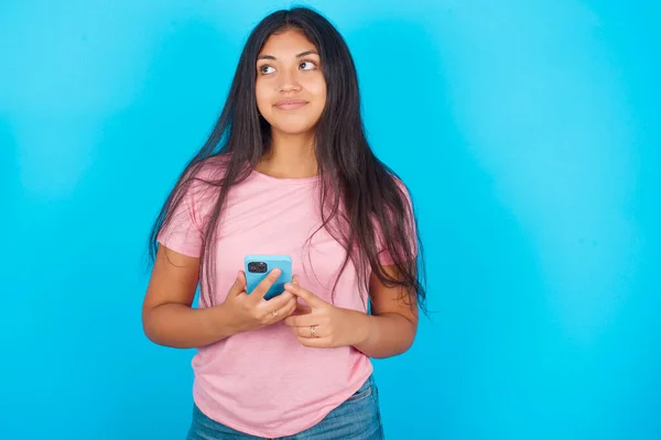 Joven Hermosa Mujer Morena Hispana Camiseta Rosa Sobre Fondo Azul —  Fotos de Stock