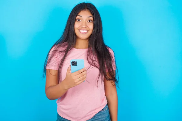 Förvånad Glad Ung Vacker Spansktalande Brunett Kvinna Rosa Shirt Mot — Stockfoto