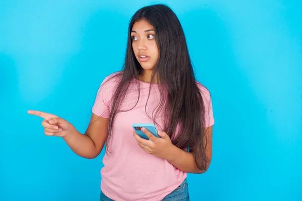 Sorprendido Joven Hermosa Mujer Morena Hispana Camiseta Rosa Sobre Fondo — Foto de Stock