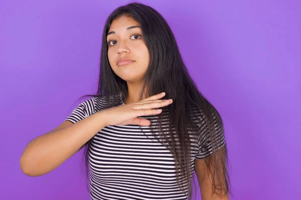 Joven Confiada Morena Hispana Con Camiseta Rayas Sobre Fondo Púrpura —  Fotos de Stock