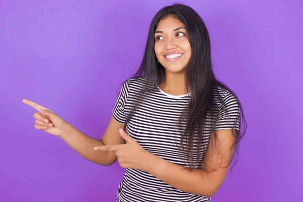 Joven Optimista Hermosa Morena Hispana Camiseta Rayas Sobre Fondo Púrpura —  Fotos de Stock