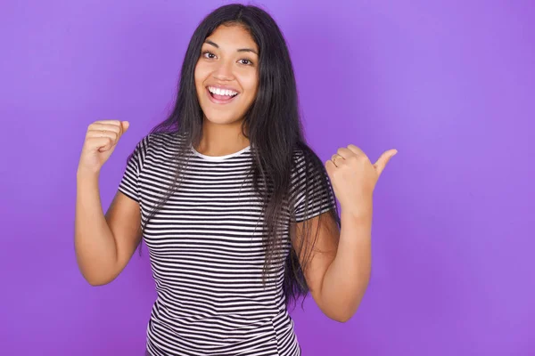 Hurra Junge Lateinamerikanische Frau Mit Gestreiftem Shirt Zeigt Mit Leeren — Stockfoto