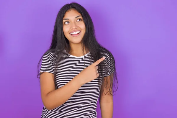 Joven Latina Usando Rayas Camiseta Alegre Demostrando Espacio Copia Mirada —  Fotos de Stock
