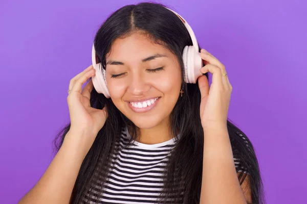 Радостная Молодая Латинская Женщина Полосатой Футболке Любит Слушать Приятную Мелодию — стоковое фото