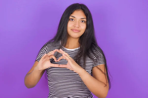 Çizgili Tişört Giyen Genç Ciddi Latin Kadın Ellerini Çapraz Tutuyor — Stok fotoğraf