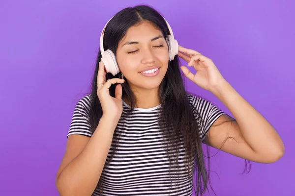 Joven Mujer Latina Vistiendo Una Camiseta Rayas Con Auriculares Cabeza —  Fotos de Stock