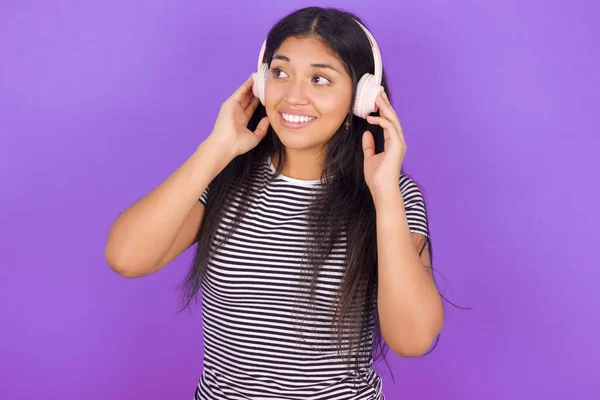 Joven Mujer Latina Con Camiseta Rayas Lleva Auriculares Estéreo Escucha —  Fotos de Stock