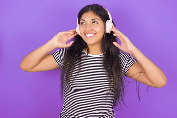 Joven Latina Alegre Usando Camiseta Rayas Canta Canción Mantiene Las —  Fotos de Stock