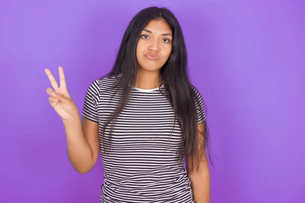 Çizgili Tişört Giyen Genç Latin Kadın Barış Jesti Yapıyor Dudaklarını — Stok fotoğraf