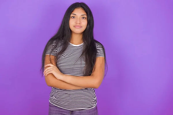 Kolları Çaprazlanmış Çizgili Tişört Giyen Kendinden Emin Genç Latin Kadın — Stok fotoğraf