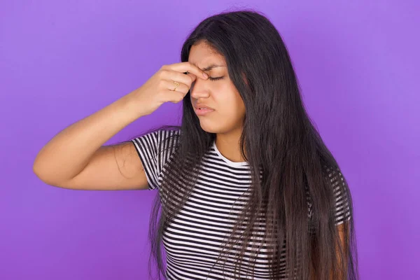 Chica Hispana Triste Vistiendo Camiseta Rayas Pie Sobre Fondo Púrpura —  Fotos de Stock