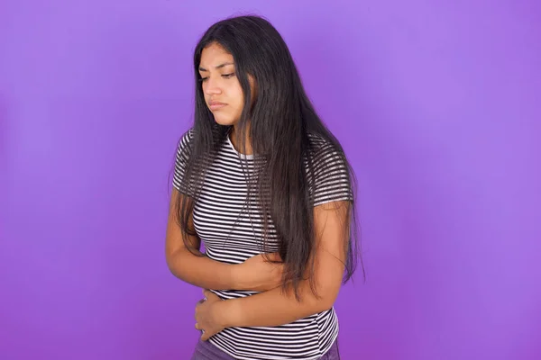 Chica Hispana Con Camiseta Rayas Pie Sobre Fondo Púrpura Tiene —  Fotos de Stock