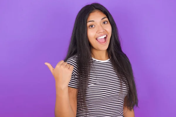 Indrukwekkende Jonge Latijnse Vrouw Draagt Gestreept Shirt Wijzen Terug Lege — Stockfoto
