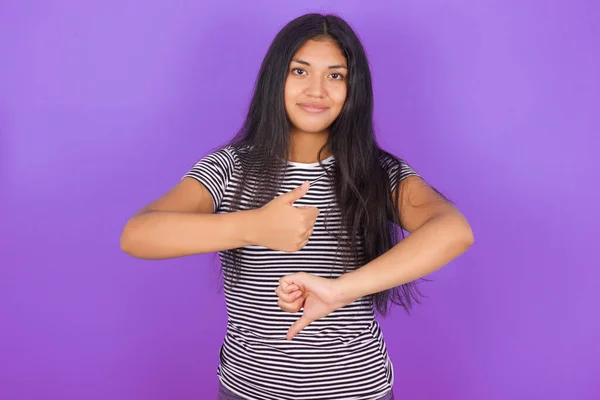Молодая Латинская Женщина Полосатой Футболке Большими Пальцами Вниз Знак — стоковое фото