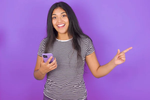 Mujer Latina Joven Asombrada Vistiendo Una Camiseta Rayas Sosteniendo Teléfono —  Fotos de Stock