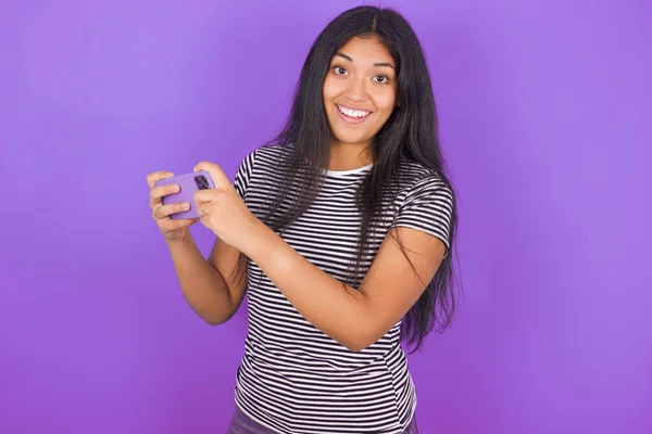 Trevlig Missbrukare Glad Ung Latinamerikansk Kvinna Bär Randig Shirt Med — Stockfoto