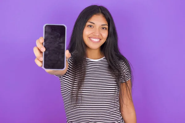 Encantadora Joven Latina Adorable Con Camiseta Rayas Que Sostiene Dispositivo — Foto de Stock