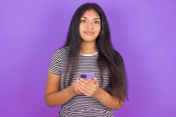 Retrato Una Mujer Latina Joven Seria Con Una Camiseta Rayas — Foto de Stock