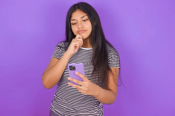 Tankeväckande Glad Ung Latinamerikansk Kvinna Bär Randig Shirt Innehav Telefon — Stockfoto