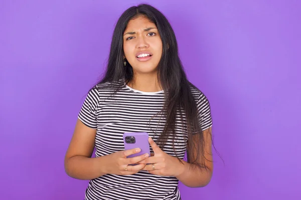 Foto Una Joven Latina Loca Asombrada Usando Una Camiseta Rayas —  Fotos de Stock