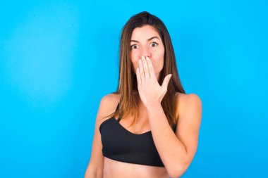 - Evet. Sanırım ben söyledim! Kapalı portre güzel esmer kadın spor giysisi giymiş ağız avuç avuç aç, büyük gözlerle kameraya bak..