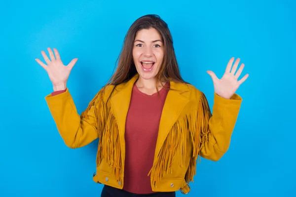 Frau Die Jacke Über Blauem Studiohintergrund Trägt Die Hände Die — Stockfoto