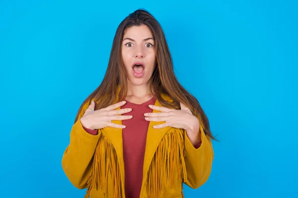 Jovem Mulher Bonita Vestindo Jaqueta Sobre Fundo Estúdio Azul Mantém — Fotografia de Stock