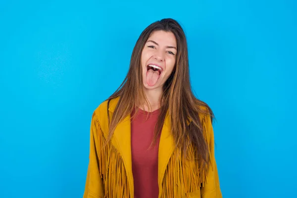 Jovem Mulher Bonita Vestindo Jaqueta Sobre Fundo Estúdio Azul Com — Fotografia de Stock