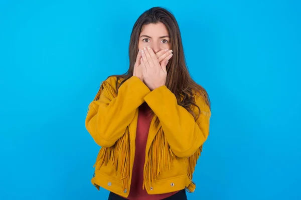 Overstuur Jonge Mooie Vrouw Dragen Jas Blauwe Studio Achtergrond Bedekken — Stockfoto