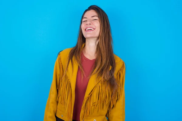 Junge Schöne Frau Trägt Jacke Über Blauem Studiohintergrund Mit Breitem — Stockfoto