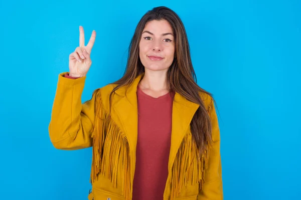 Young Beautiful Woman Wearing Jacket Blue Studio Background Showing Pointing — Stock Photo, Image