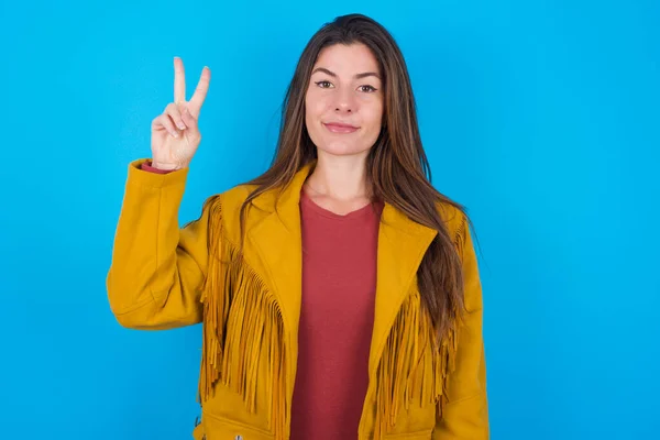 Jovem Bela Mulher Vestindo Jaqueta Sobre Fundo Estúdio Azul Mostrando — Fotografia de Stock