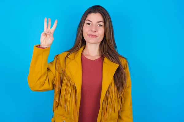 Jovem Bela Mulher Vestindo Jaqueta Sobre Fundo Estúdio Azul Mostrando — Fotografia de Stock