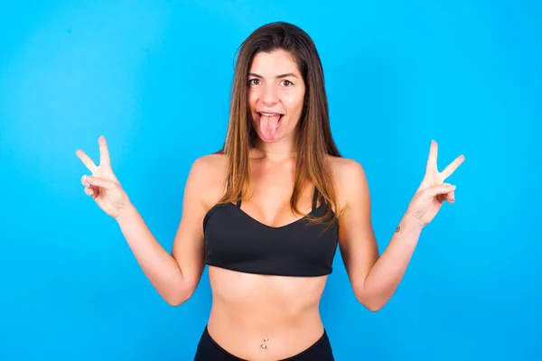 Hermosa Mujer Morena Vistiendo Ropa Deportiva Con Sonrisa Optimista Mostrando — Foto de Stock