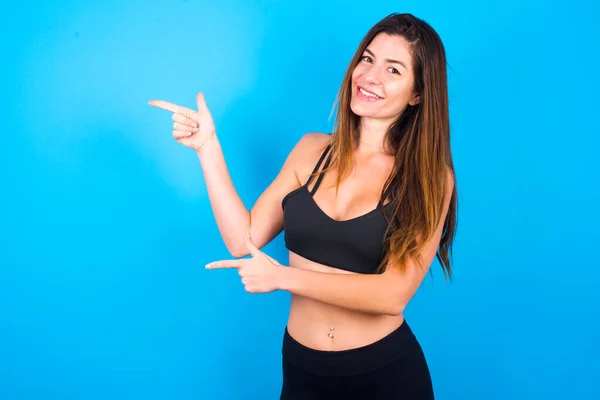 Beautiful Brunette Woman Wearing Sportswear Points Aside Surprised Expression Mouth — Stock Photo, Image