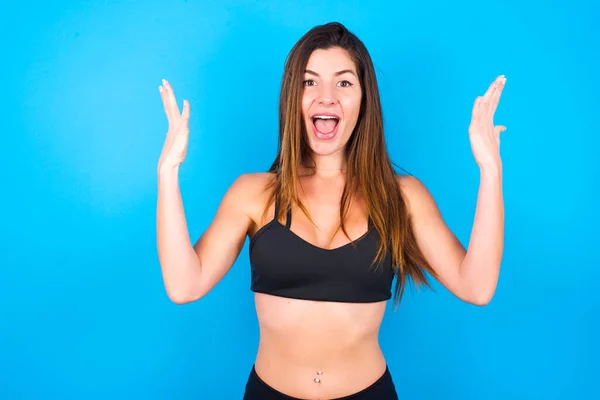 Alegre Emocionado Afortunada Hermosa Morena Con Ropa Deportiva Animando Celebrando —  Fotos de Stock