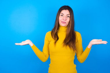 Balıkçı yaka kazak giyen, omuzlarını silkeleyen dikkatsiz çekici kadın..