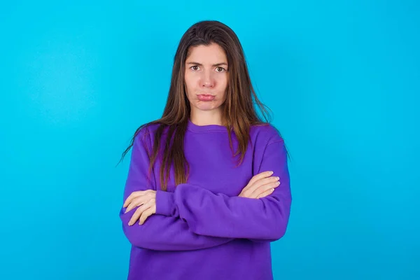 Sombría Mujer Hermosa Insatisfecha Usando Suéter Púrpura Sobre Fondo Del —  Fotos de Stock