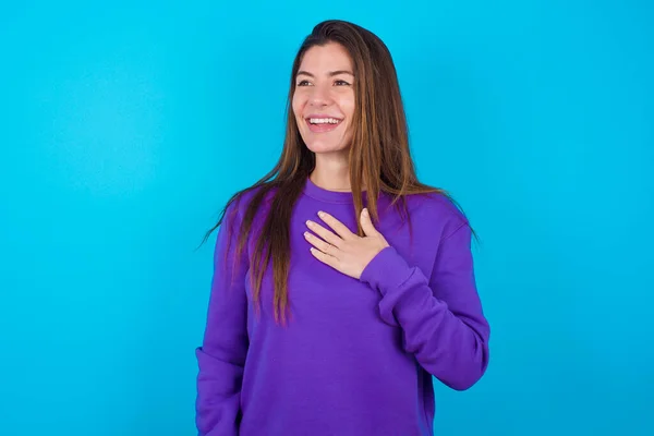 Fröhlich Schöne Frau Lila Pullover Über Blauem Studiohintergrund Drückt Positive — Stockfoto